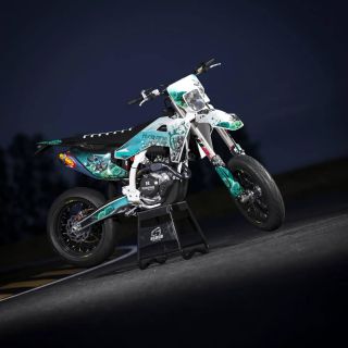 We get a lot of comments and messages asking to see how our designs look on the bike.. Especially with our popular flower...