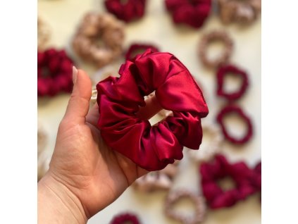 Crimson Red - hedvábná scrunchie gumička