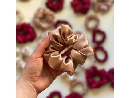 Caramel Latte - hedvábná scrunchie gumička