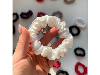 Snowflake - hedvábná scrunchie gumička