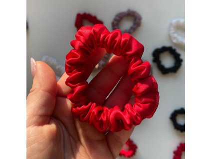 Rouge Kiss - hedvábná scrunchie gumička