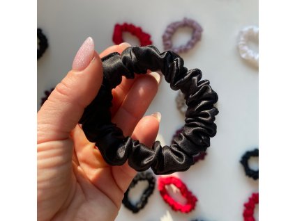 Velvet Noir - hedvábná scrunchie gumička