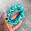 Ice Green - saténová scrunchie gumička