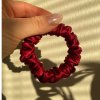 Crimson Red - hedvábná scrunchie gumička