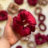 Crimson Red - hedvábná scrunchie gumička