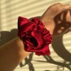 Crimson Red - hedvábná scrunchie gumička