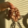 Caramel Latte - hedvábná scrunchie gumička