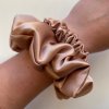 Caramel Latte - hedvábná scrunchie gumička