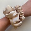 Creamy Pearl - hedvábná scrunchie gumička