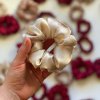 Creamy Pearl - hedvábná scrunchie gumička