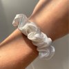 Snowflake - hedvábná scrunchie gumička