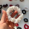 Snowflake - hedvábná scrunchie gumička