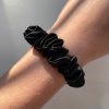 Velvet Noir - hedvábná scrunchie gumička