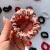 Petal Rose - hedvábná scrunchie gumička