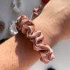 Petal Rose - hedvábná scrunchie gumička