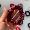 Burgundy - hedvábná scrunchie gumička