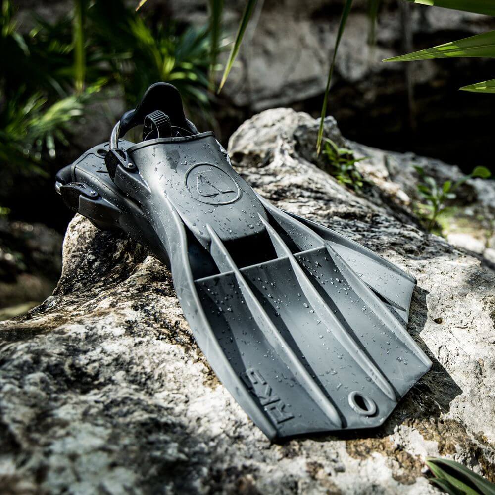 Ploutve-Apeks-RK3-sede-na-suchu