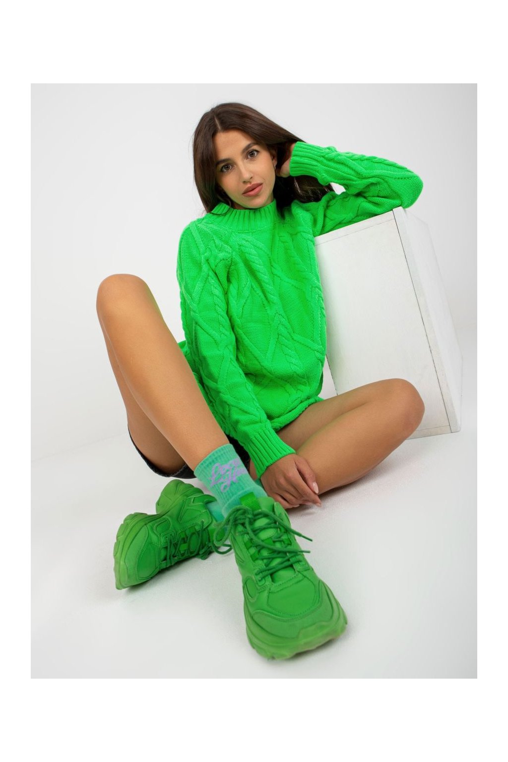 Dlouhý svetr s copánky Rue Paris zelený - SD-Fashion.cz