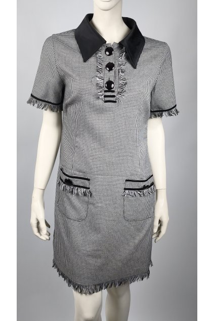 Čierno-biele šaty s ozdobnými gombíkmi a strapcami značky STÉVIA