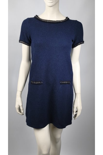 Modré šaty CACHE CACHE s jemným bordúrovým detailom a krátkymi rukávmi.