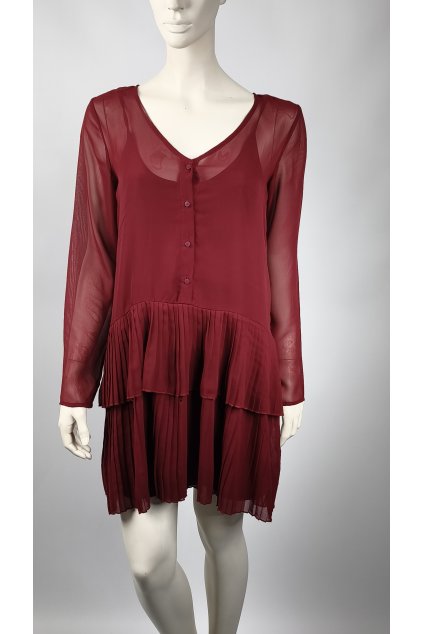 Bordové šaty SINSAY s dlhými rukávmi a plisovanou sukňou.