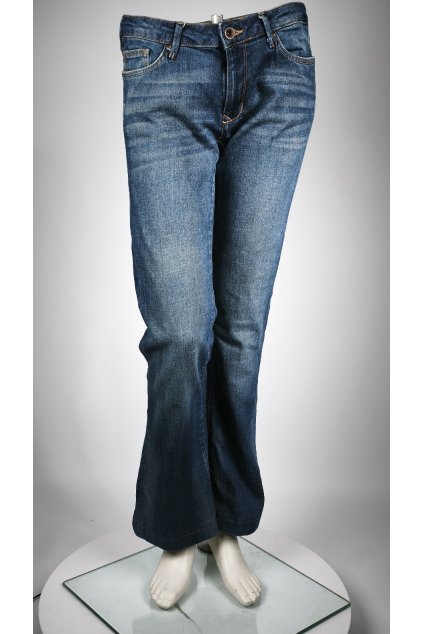 Modré džínsy ZARA na bielom pozadí