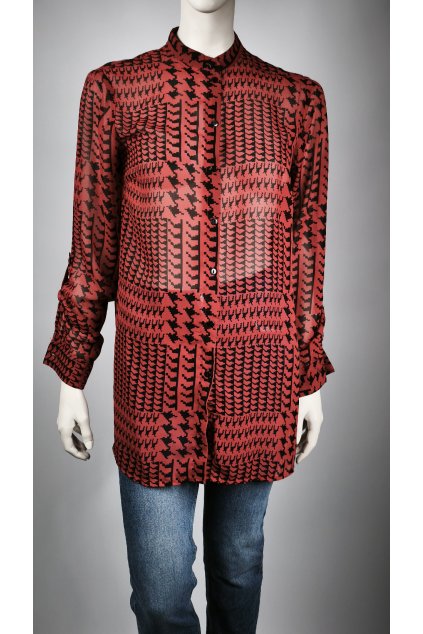 Červená blúzka s geometrickým vzorom