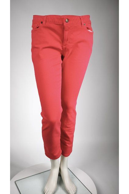 Červené nohavice Michael Kors na figuríne