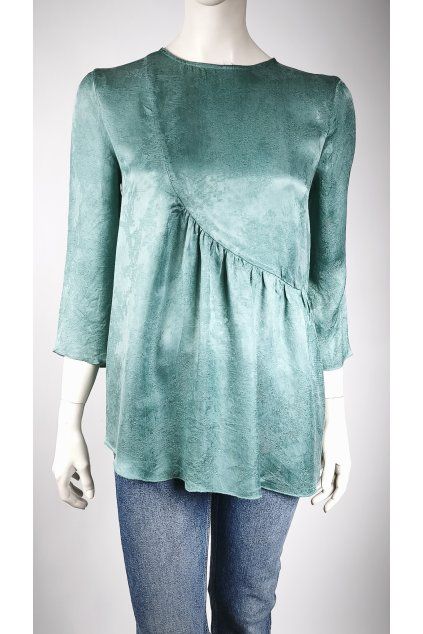 Zelená blúzka BY MALENE BIRGER na figuríne