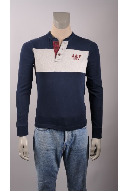 Modré tričko Abercrombie & Fitch s dlhým rukávom, pohľad zozadu.