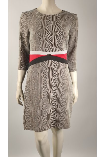 Elegantné šaty ÖNCÜ s geometrickým vzorom zozadu