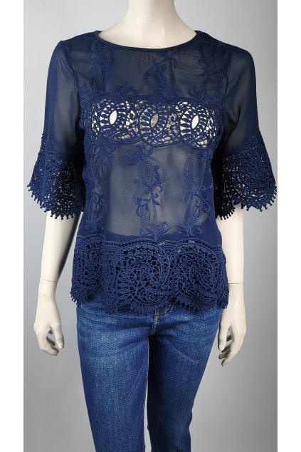 Modrá blúzka LINDEX s čipkou a krátkymi rukávmi, pohľad zozadu.