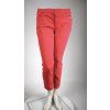 Červené nohavice Michael Kors na figuríne