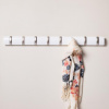 Dřevěný věšák na zeď Umbra Flip 8 s kovovými háčky | bílý