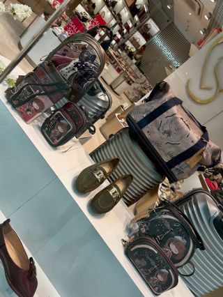 🤎Új stílusok, új színek, új cipők – készen állnak az őszi megújulásodra. 🍂 🎉 És még nincs vége: Nyári akcióink még mindig...