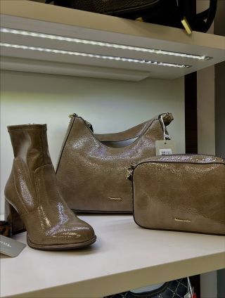 🍁 Objav čaro jesene s Tamaris! 🍂 Nová kolekcia kabeliek a topánok Tamaris je ódou na eleganciu, pohodlie a farby, ktoré...