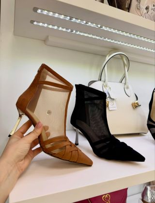 Vykročte do jari štýlovo🌸 👉🏻Nájdete nás v nákupných centrách v Komárne aj Bratislave.👠 Príďte si vybrať nové topánky teraz...