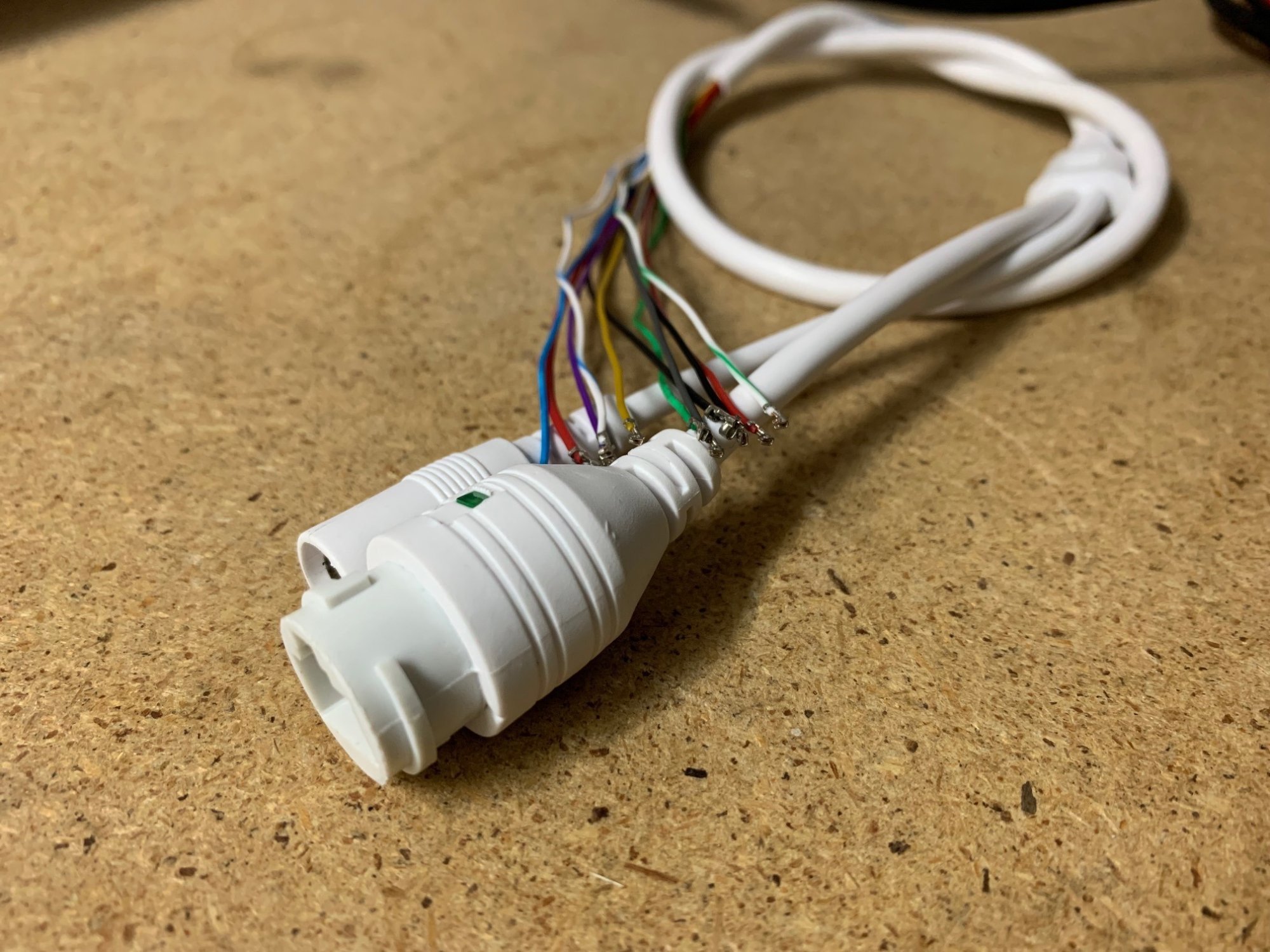 Anschluss der RJ45-Kabel im Stecker - IP-Kamera