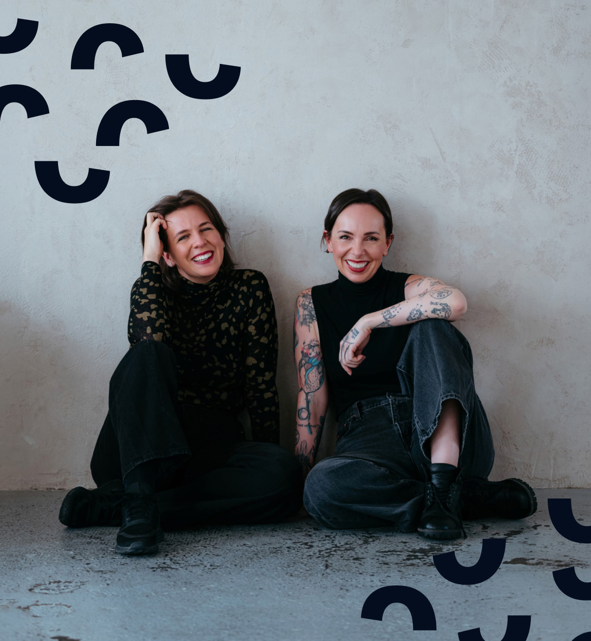 Michelle Losekoot a Monika Pavlovičová sedí u zdi