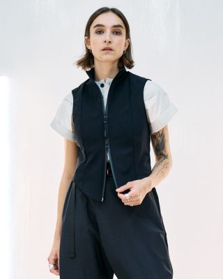 Vesta, co nenese název Korzet jen tak pro nic za nic. Umí podtrhnout anebo vykouzlit pas i těm, kteří ho nemají tak...