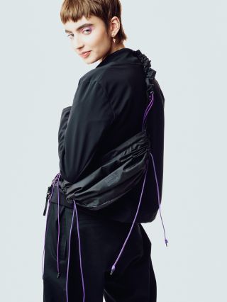 Jaro je ve vzduchu a my pilně připravujeme novinky. Jednou z nich bude i nová barevná verze oblíbené Volume tašky.