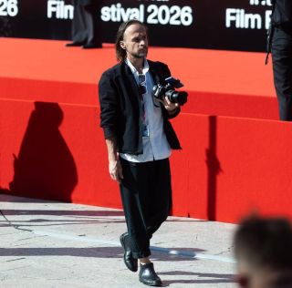 Na červený koberec nemusíte oblékat jen hvězdy filmového plátna, ale i muže a ženy ve stínu, bez kterých by festival nebyl...