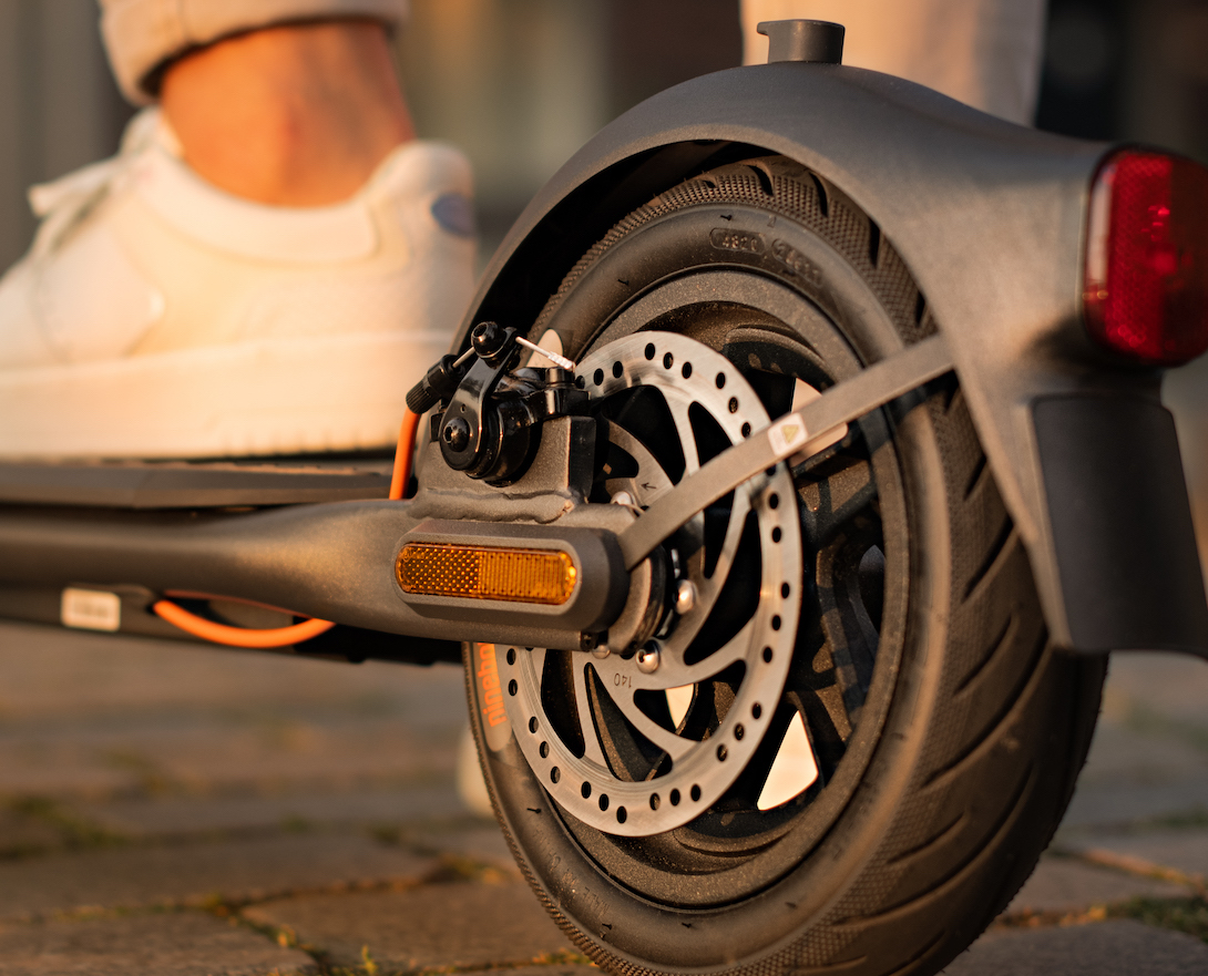 Ninebot KickScooter F30_Lifestyle picture_Kópia zadnej kotúčovej brzdy