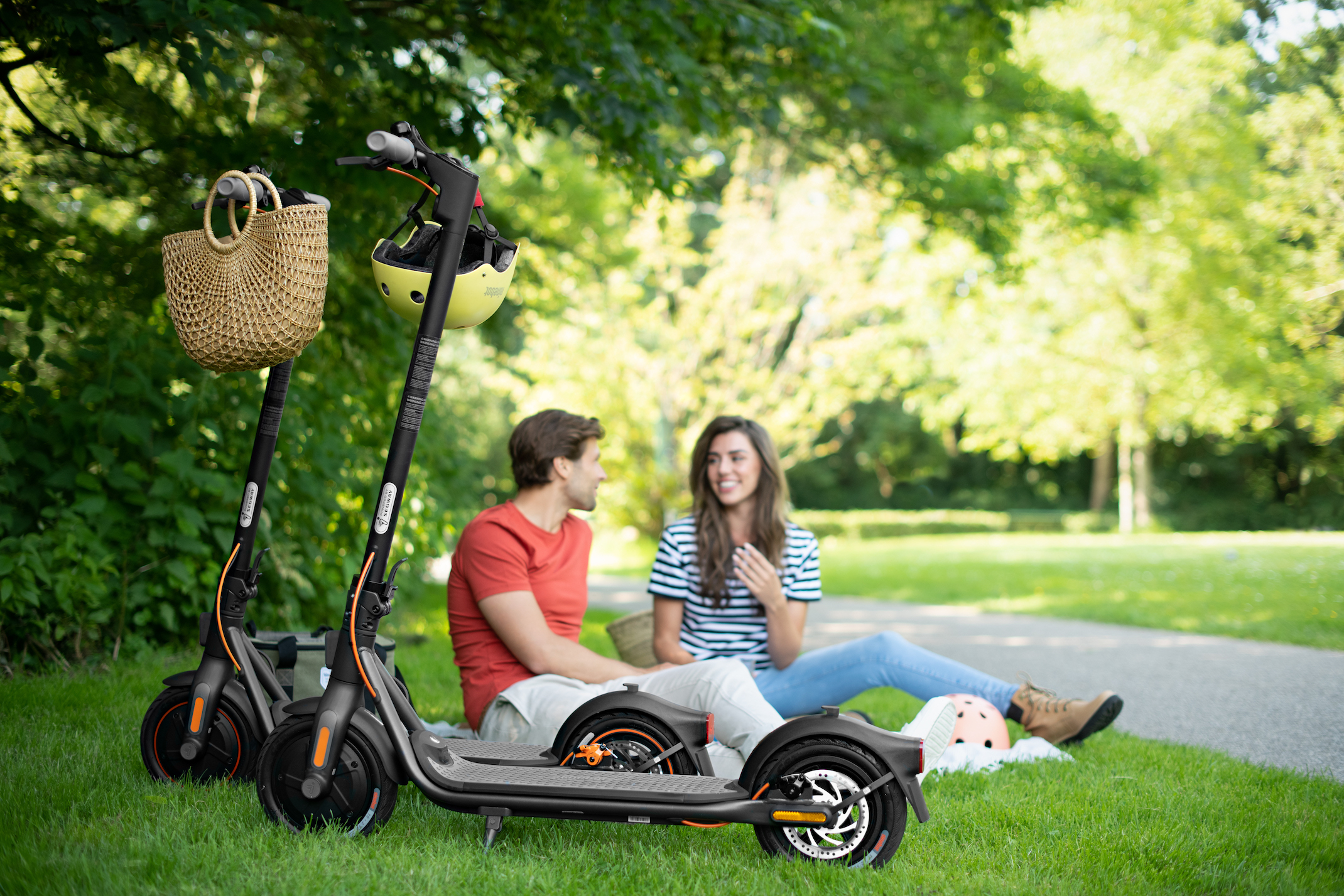 Ninebot KickScooter F30-F40_Lifestyle picture_Woman and man sitting-picnic