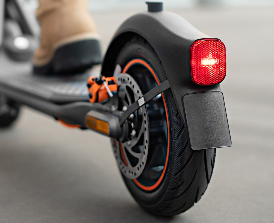 Ninebot KickScooter F40_Lifestyle picture_Rear light