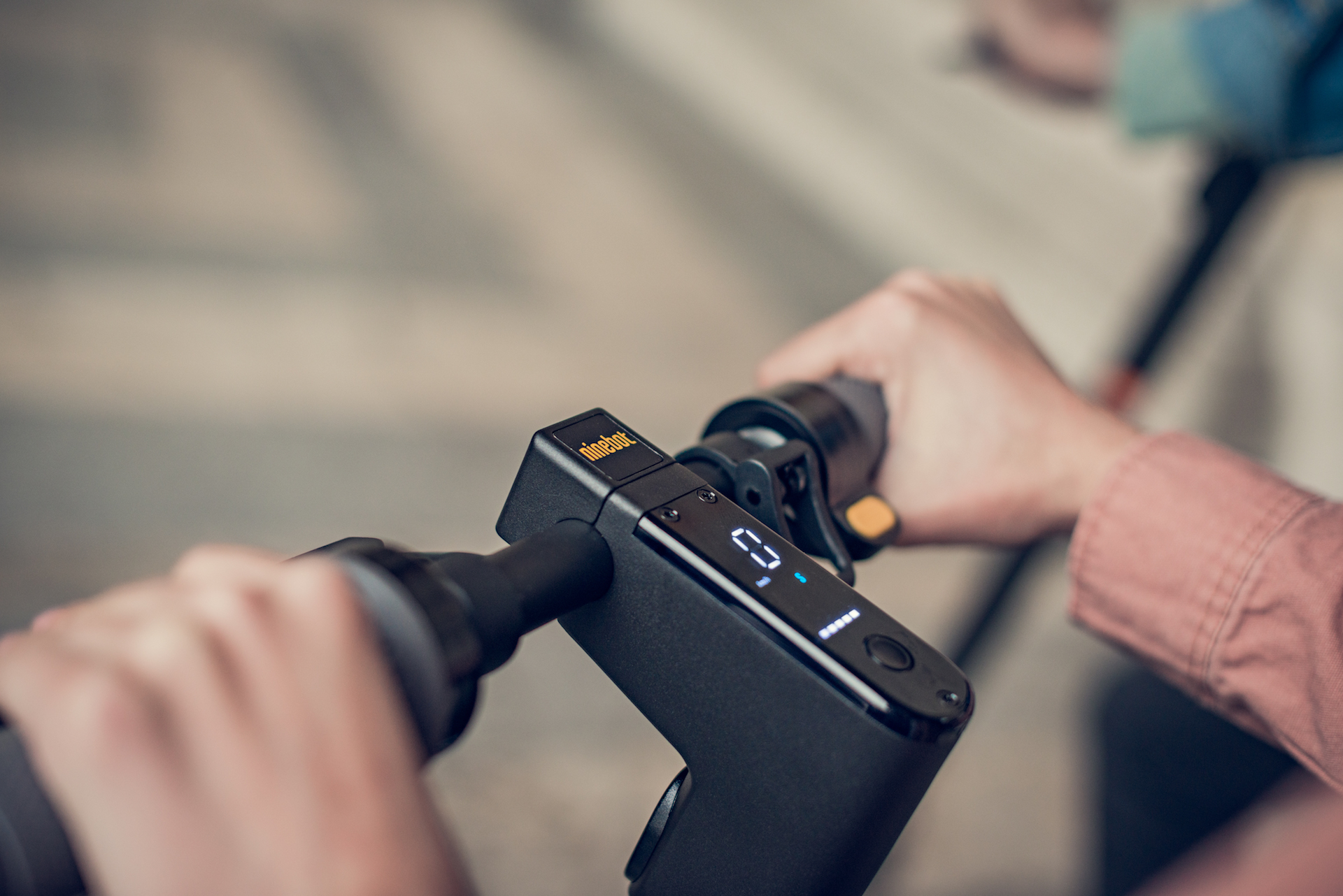 ovládání Kickscooter G30 MAX