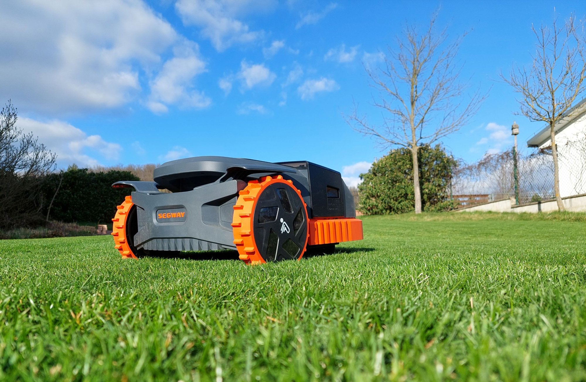 Robotické sekačky Segway Navimow: Jak umělá inteligence mění péči o trávník