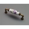 Porcelánová rustikální úchytka 96mm FIALKY 49 povrch staromosazný 09