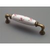 Porcelánová úchytka, úchytka s porcelánem, keramická úchytka 128mm bílá s dekorací Pomněnky rozházené růžové 15136K12853.09 staromosaz