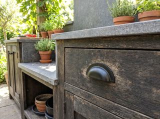 Nábytková úchytka kapsa černá, skladem na www.sekar-kovani.cz